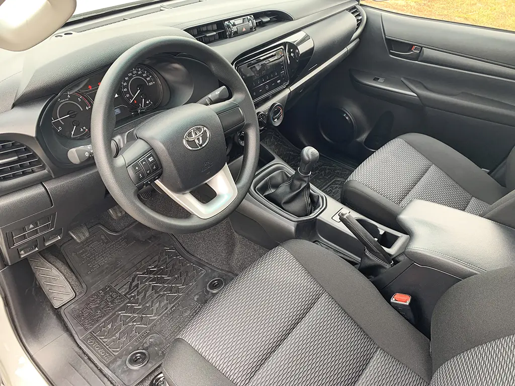 Toyota Hilux 2.4 GL 4x4 Double Cab Pick-up 8