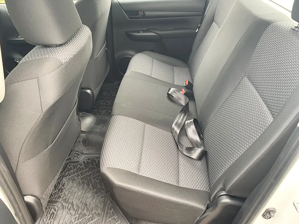 Toyota Hilux 2.4 GL 4x4 Double Cab Pick-up 10