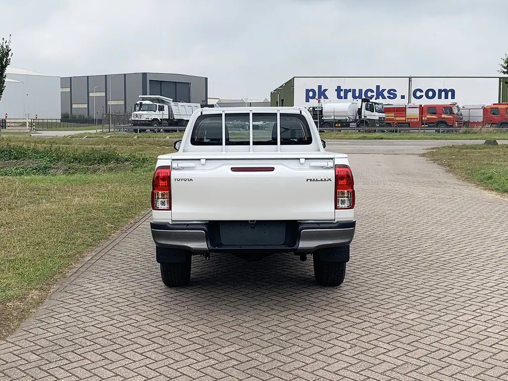 Toyota Hilux 2.4 GL Double Cab Pick-up 4x4 11