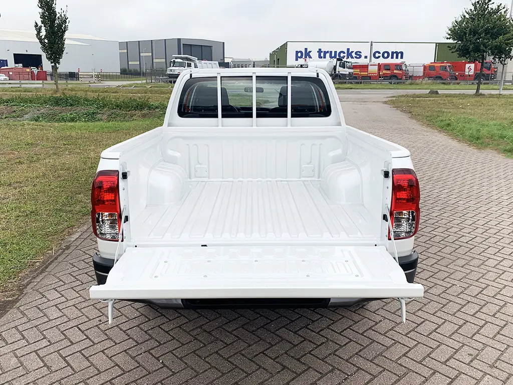 Toyota Hilux 2.4 GL Double Cab Pick-up 4x4 12