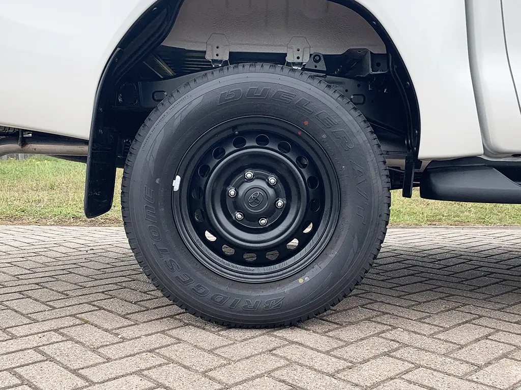 Toyota Hilux 2.4 GL Double Cab Pick-up 4x4 14