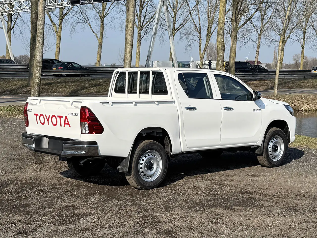 Toyota Hilux DLX 4x4 Double Cab Pick-up 2