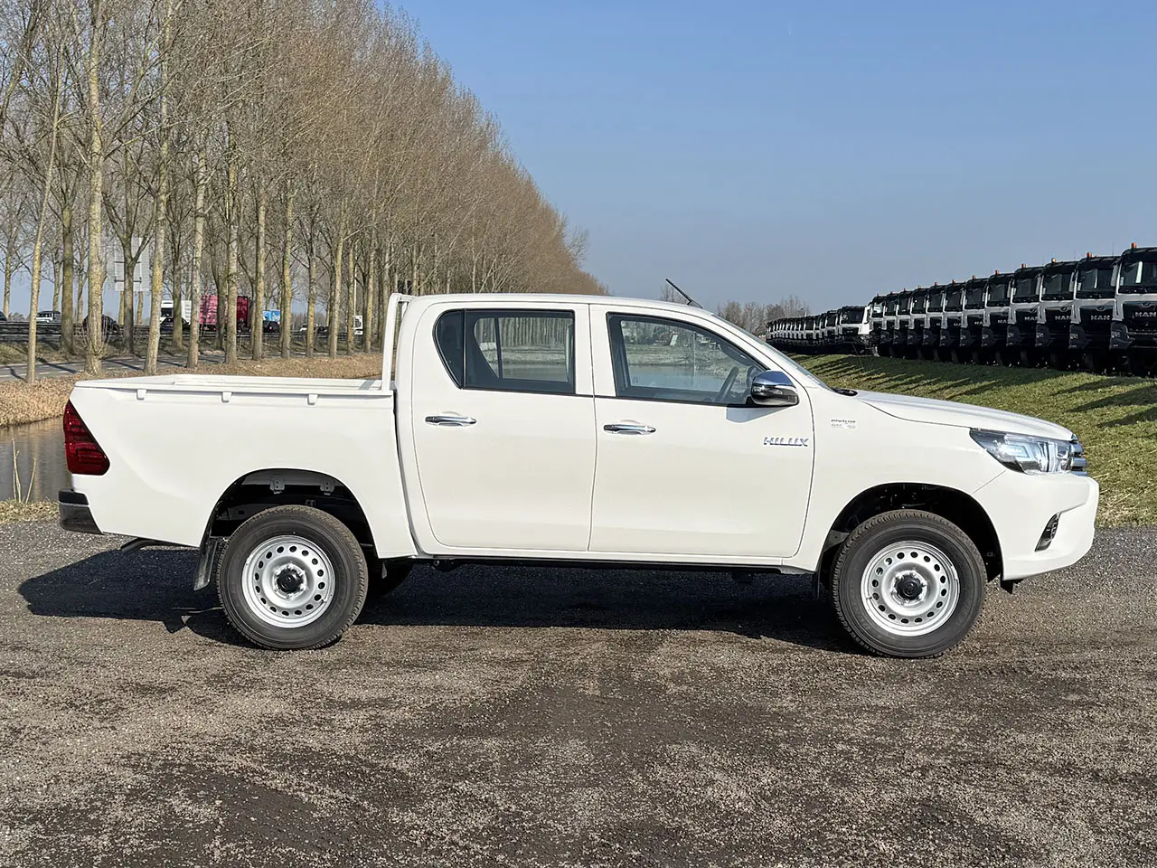 Toyota Hilux DLX 4x4 Double Cab Pick-up 5