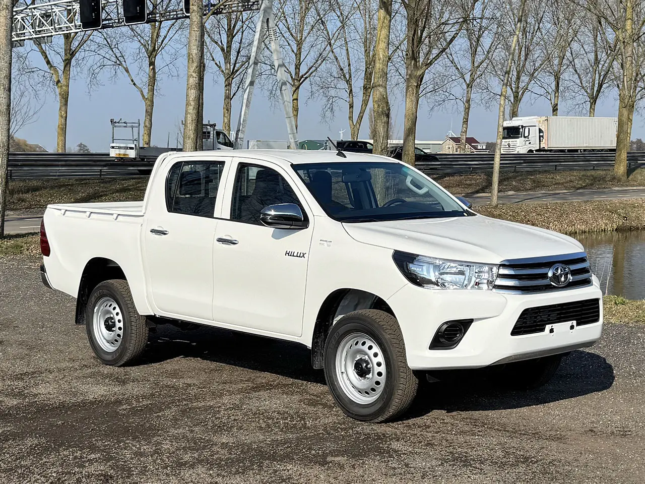Toyota Hilux DLX 4x4 Double Cab Pick-up 8