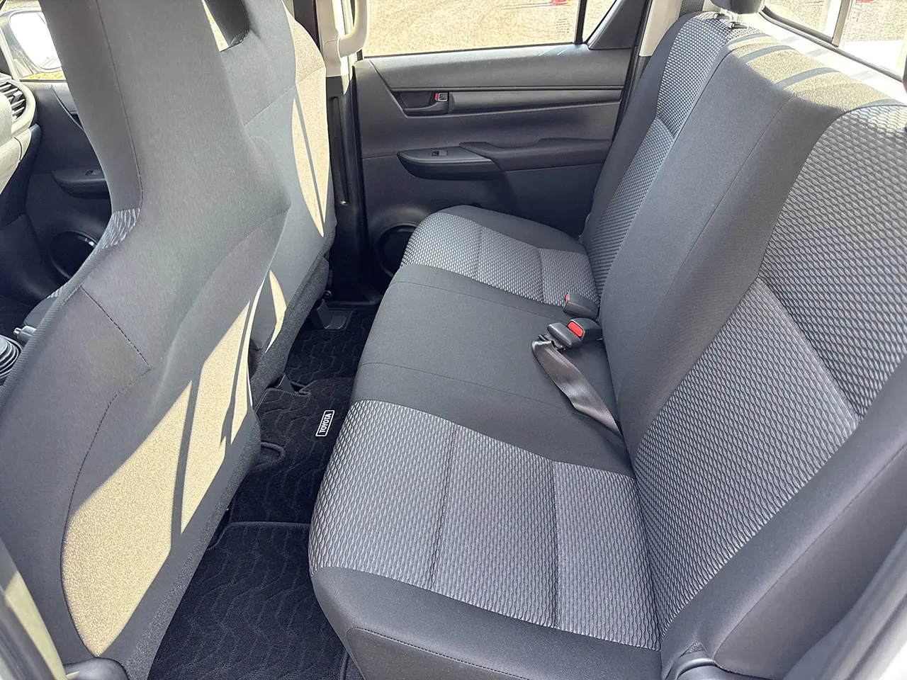 Toyota Hilux DLX 4x4 Double Cab Pick-up 11