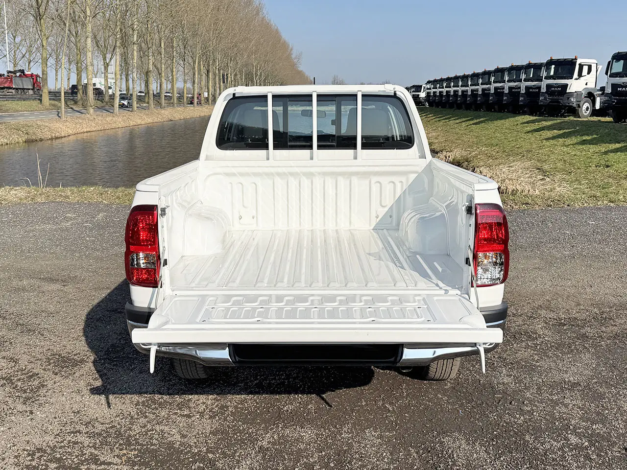Toyota Hilux DLX 4x4 Double Cab Pick-up 12