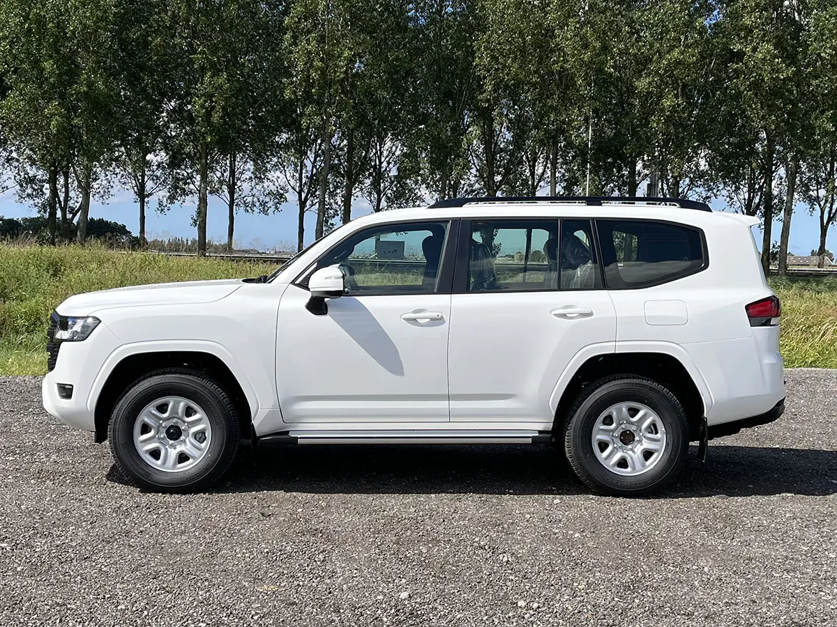 Toyota Land Cruiser 300 GX.R 4x4 Sports Utility Vehicle (SUV) 2