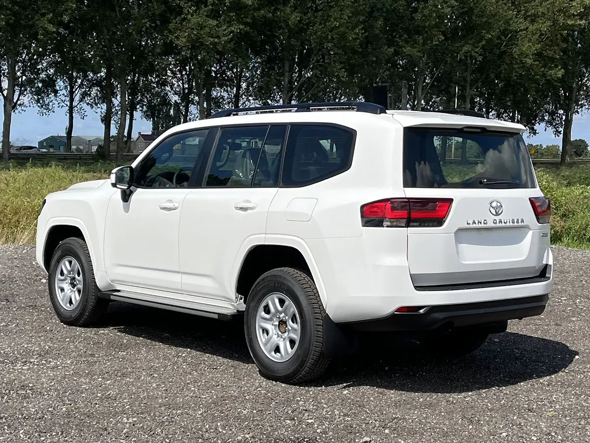 Toyota Land Cruiser 300 GX.R SUV (Véhicule Utilitaire Sport) 4x4 3