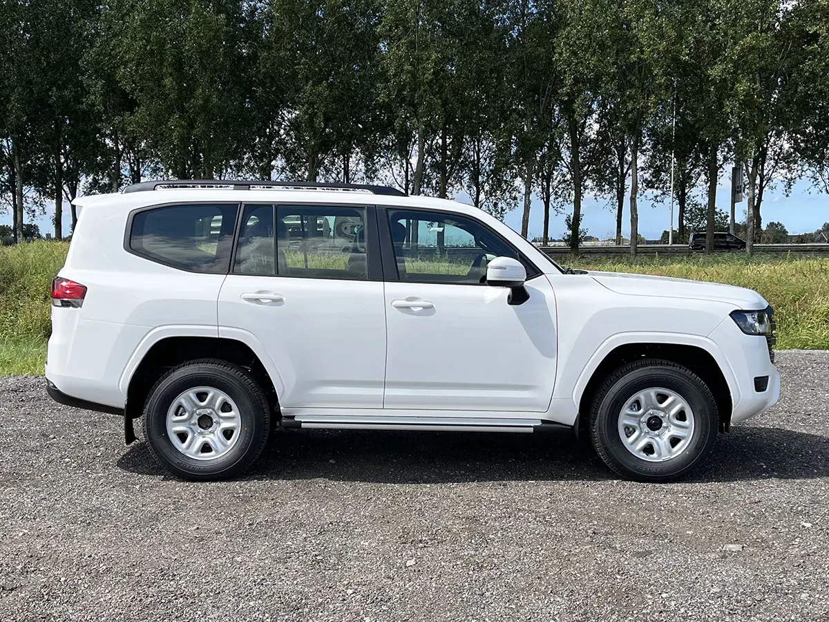 Toyota Land Cruiser 300 GX.R 4x4 Sports Utility Vehicle (SUV) 5