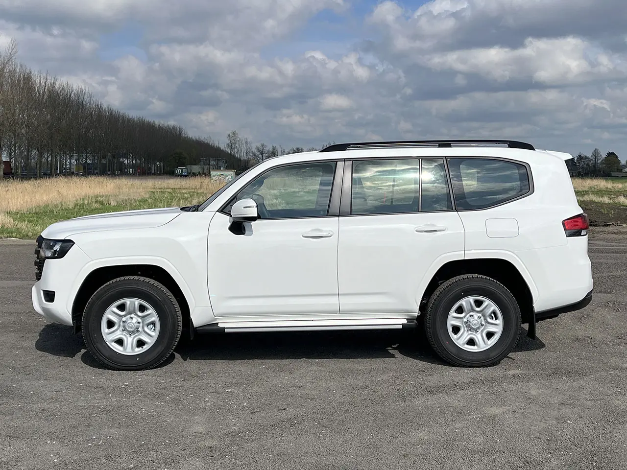 Toyota Land Cruiser 300 GX.R 4x4 Sports Utility Vehicle (SUV)