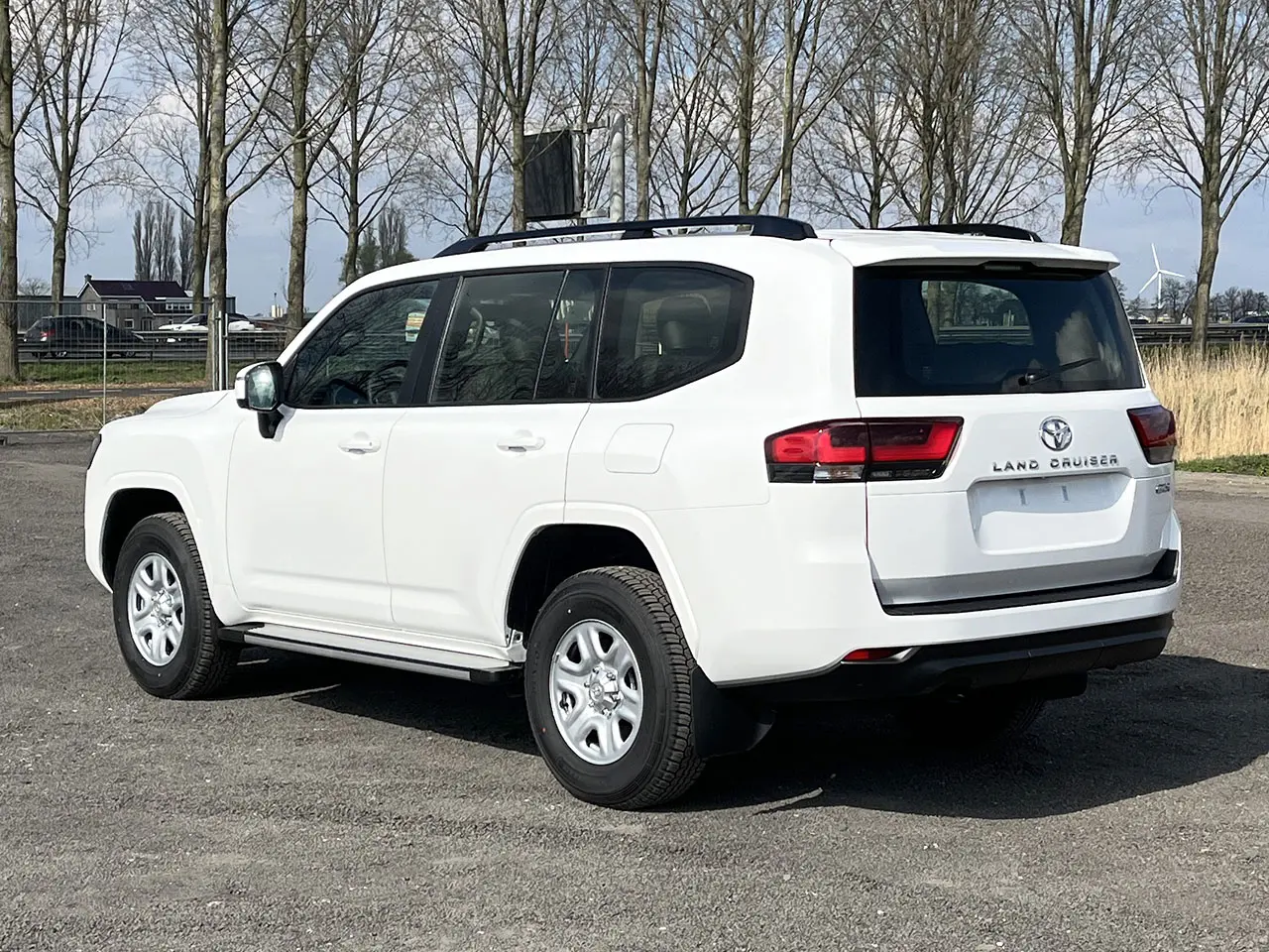 Toyota Land Cruiser 300 GX.R 4x4 Sports Utility Vehicle (SUV) 3