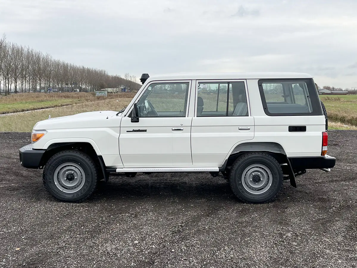 Toyota Land Cruiser HZJ76 4x4 Sports Utility Vehicle (SUV)