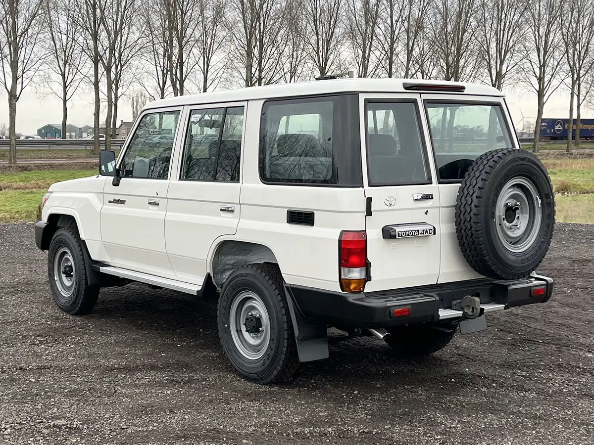 Toyota Land Cruiser HZJ76 4x4 Sports Utility Vehicle (SUV) 3