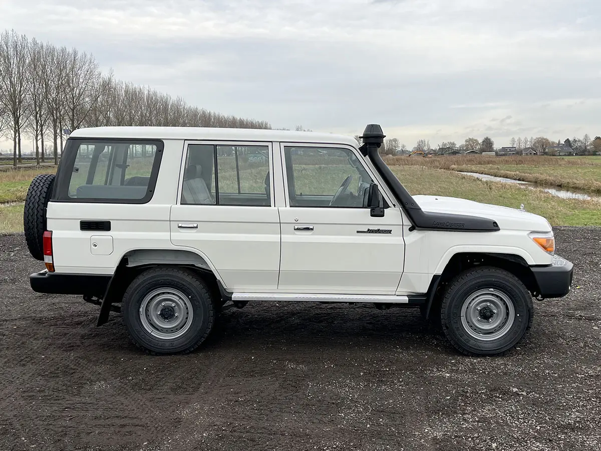 Toyota Land Cruiser HZJ76 SUV (Véhicule Utilitaire Sport) 4x4 5
