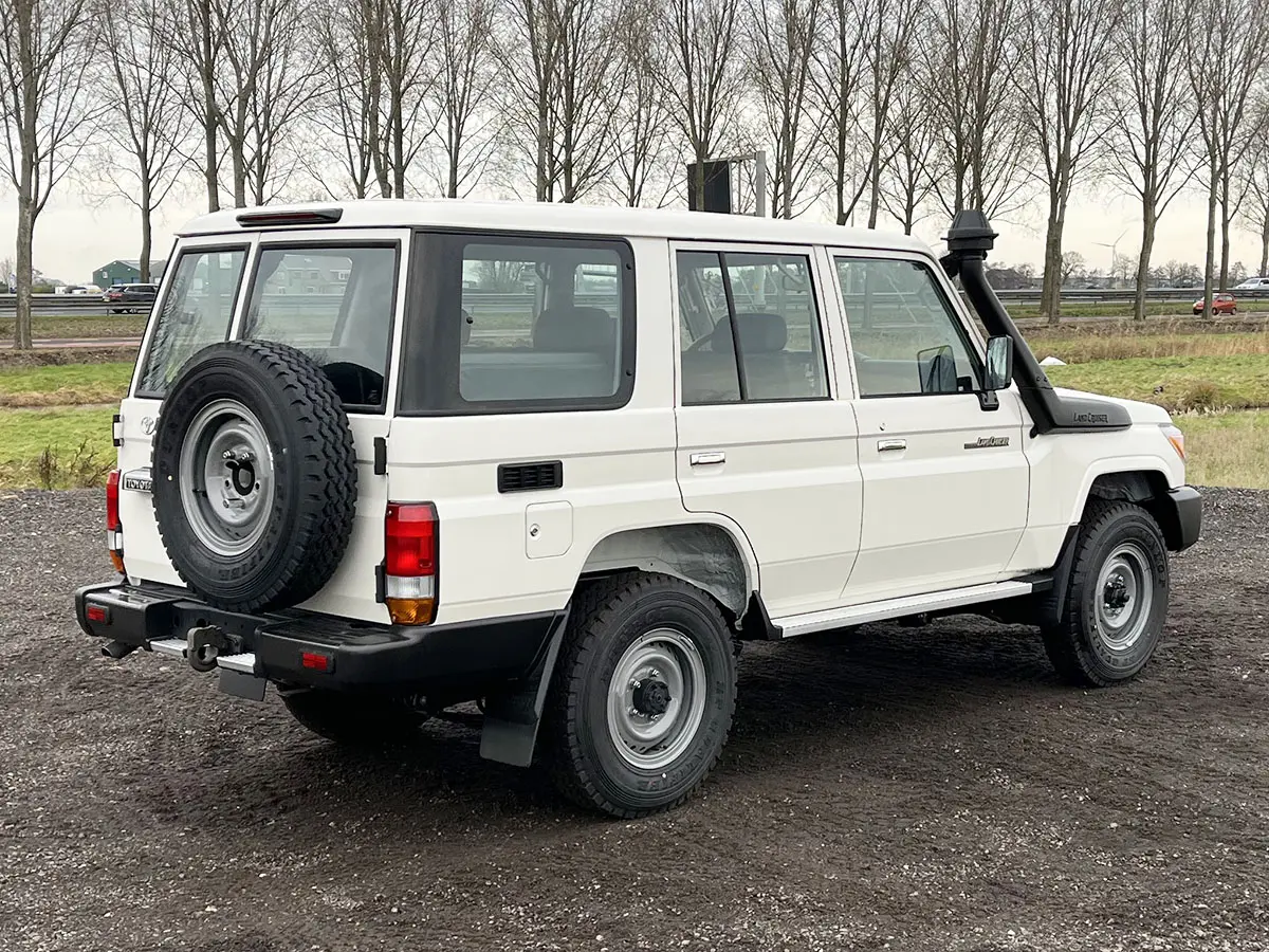 Toyota Land Cruiser HZJ76 4x4 Sports Utility Vehicle (SUV) 6