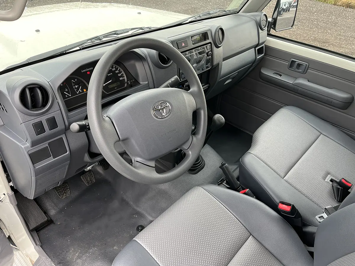 Toyota Land Cruiser HZJ76 4x4 Sports Utility Vehicle (SUV) 8