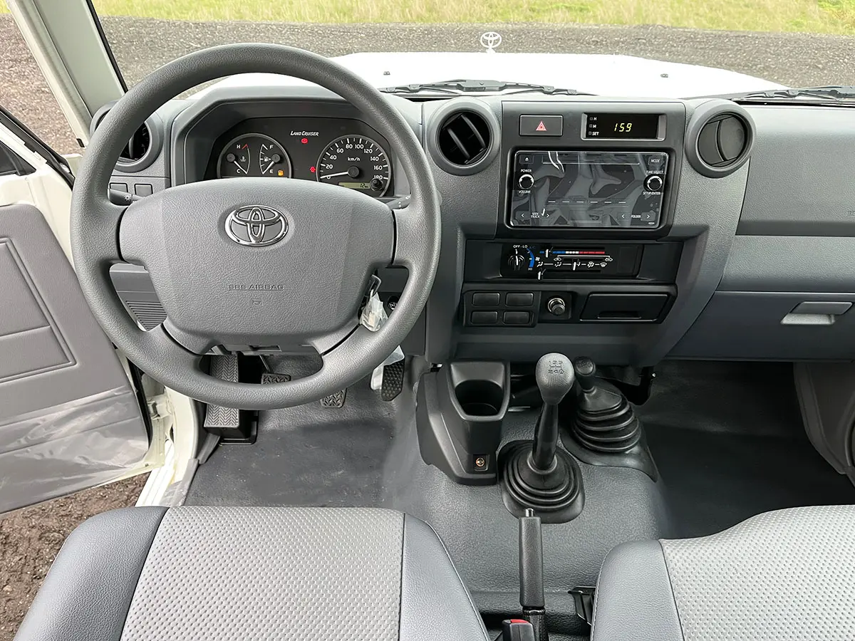 Toyota Land Cruiser HZJ76 4x4 Sports Utility Vehicle (SUV) 9