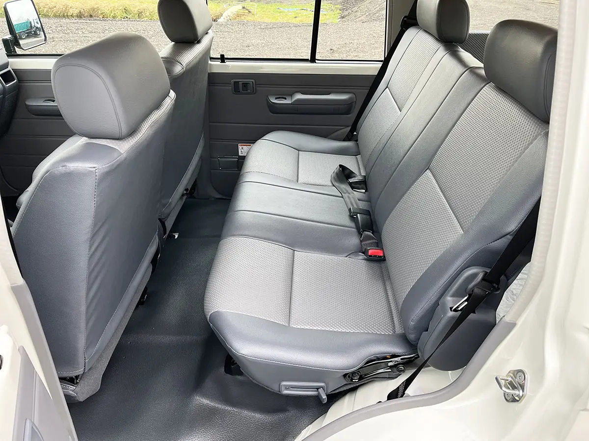 Toyota Land Cruiser HZJ76 4x4 Sports Utility Vehicle (SUV) 10