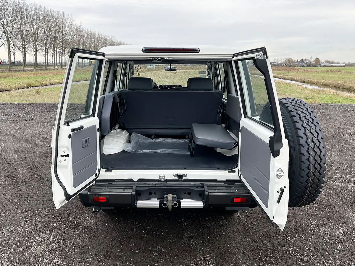 Toyota Land Cruiser HZJ76 4x4 SUV (Véhicule Utilitaire Sport) 11