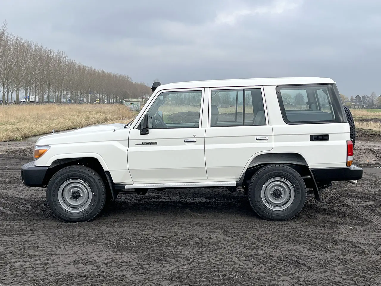 Toyota Land Cruiser HZJ76 4x4 SUV (Véhicule Utilitaire Sport) 2