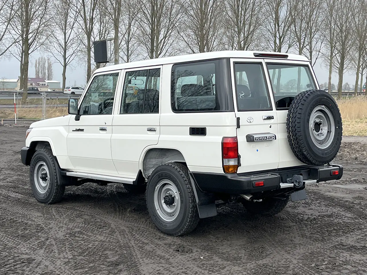 Toyota Land Cruiser HZJ76 4x4 Sports Utility Vehicle (SUV)