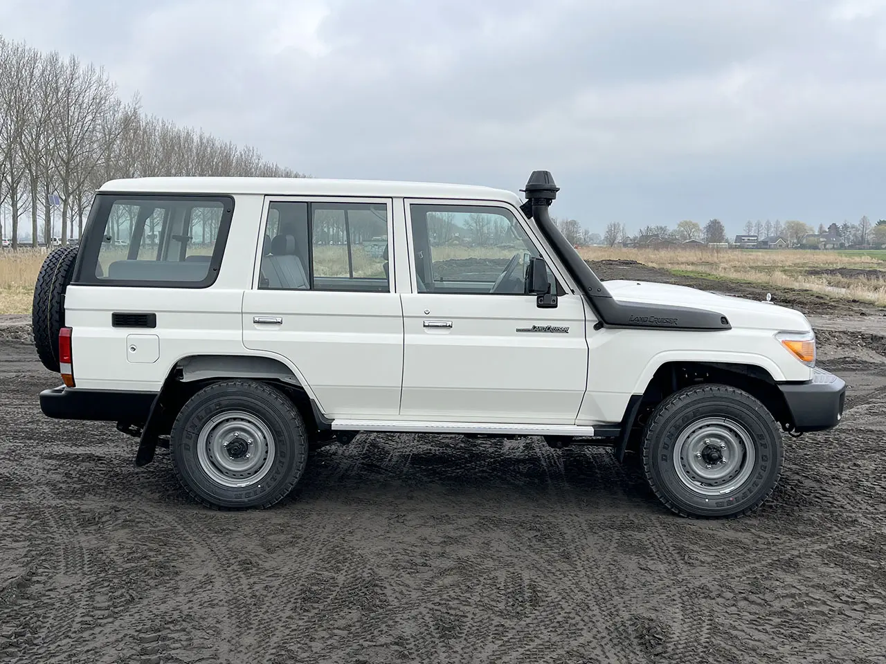 Toyota Land Cruiser HZJ76 4x4 Sports Utility Vehicle (SUV) 5