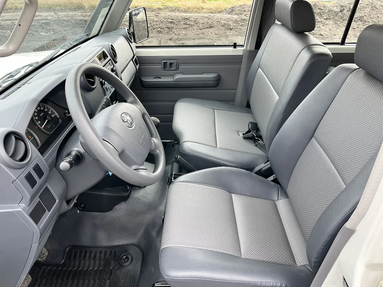 Toyota Land Cruiser HZJ76 4x4 Sports Utility Vehicle (SUV) 7