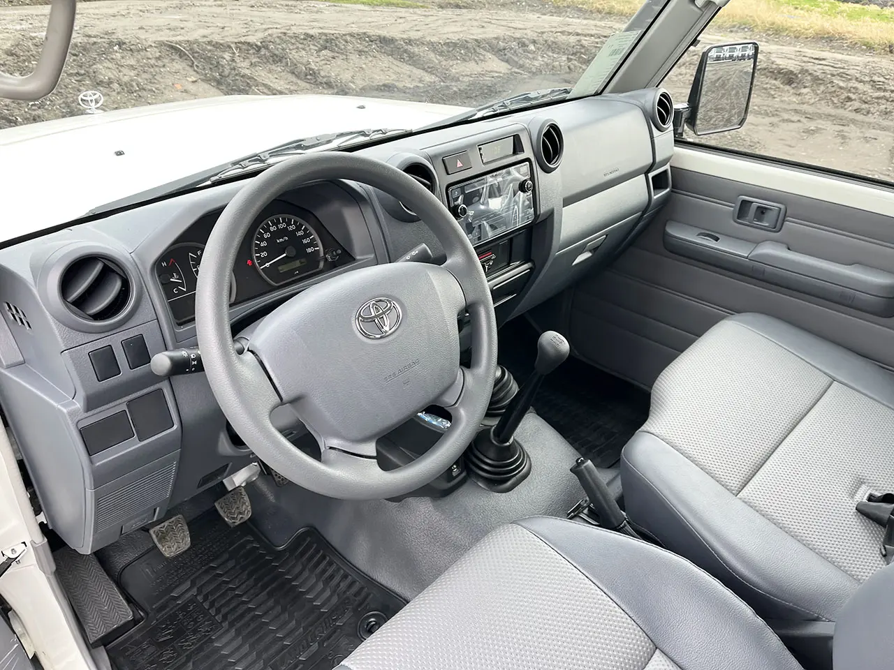 Toyota Land Cruiser HZJ76 4x4 Sports Utility Vehicle (SUV) 8