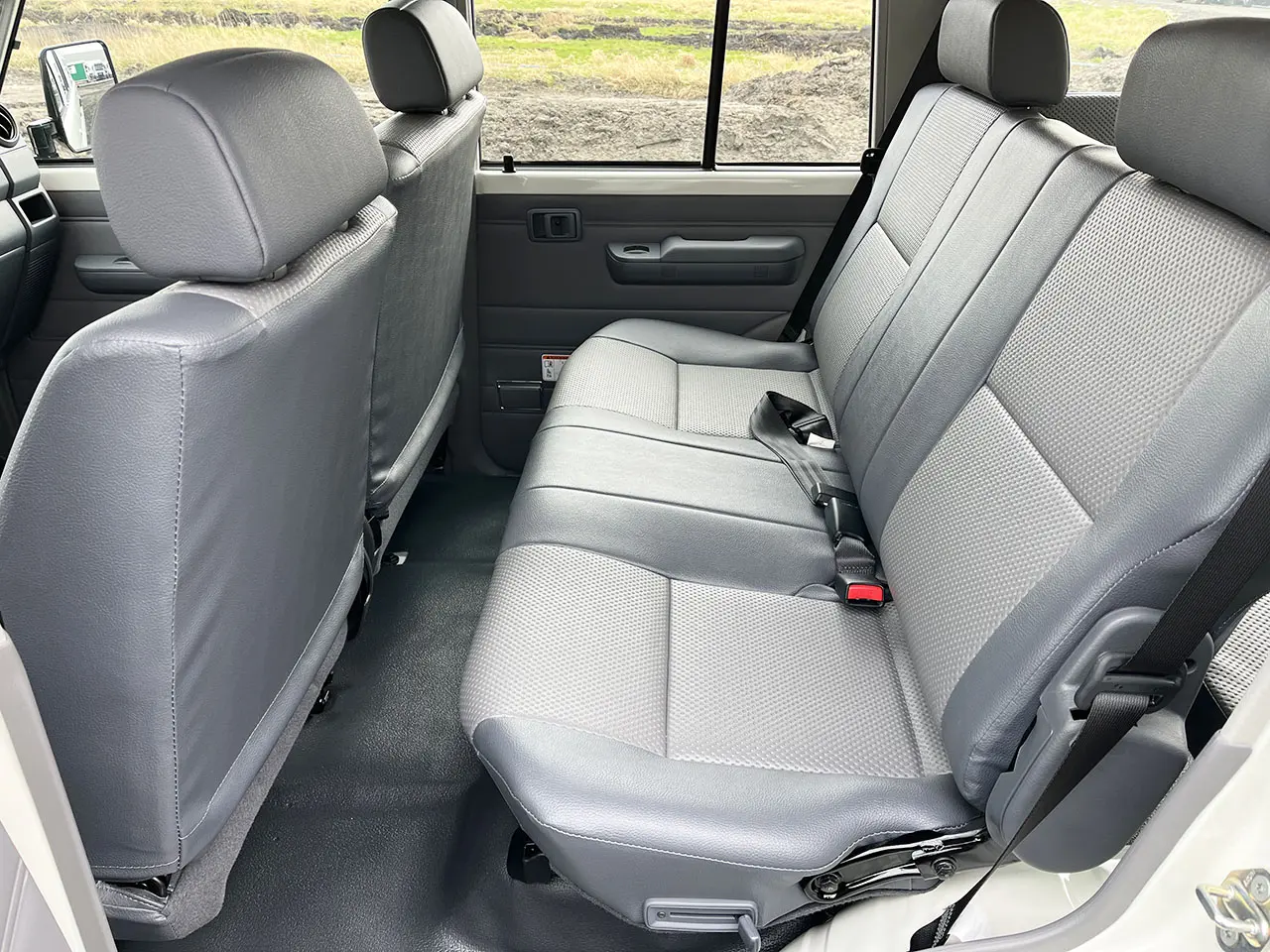 Toyota Land Cruiser HZJ76 4x4 Sports Utility Vehicle (SUV) 9