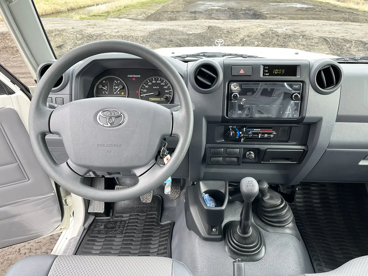 Toyota Land Cruiser HZJ76 4x4 Sports Utility Vehicle (SUV) 10