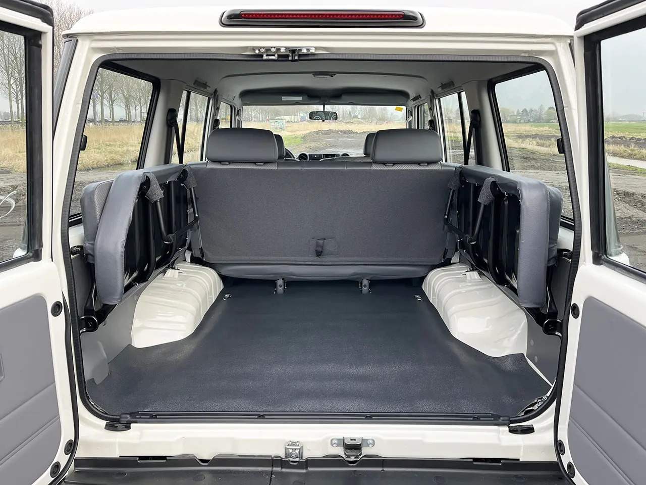 Toyota Land Cruiser HZJ76 4x4 SUV (Véhicule Utilitaire Sport) 11