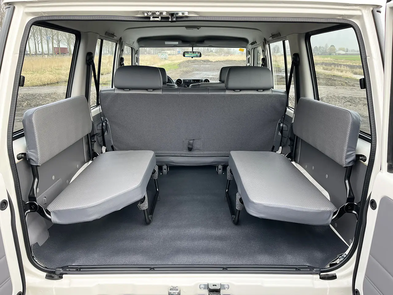 Toyota Land Cruiser HZJ76 4x4 SUV (Véhicule Utilitaire Sport) 12