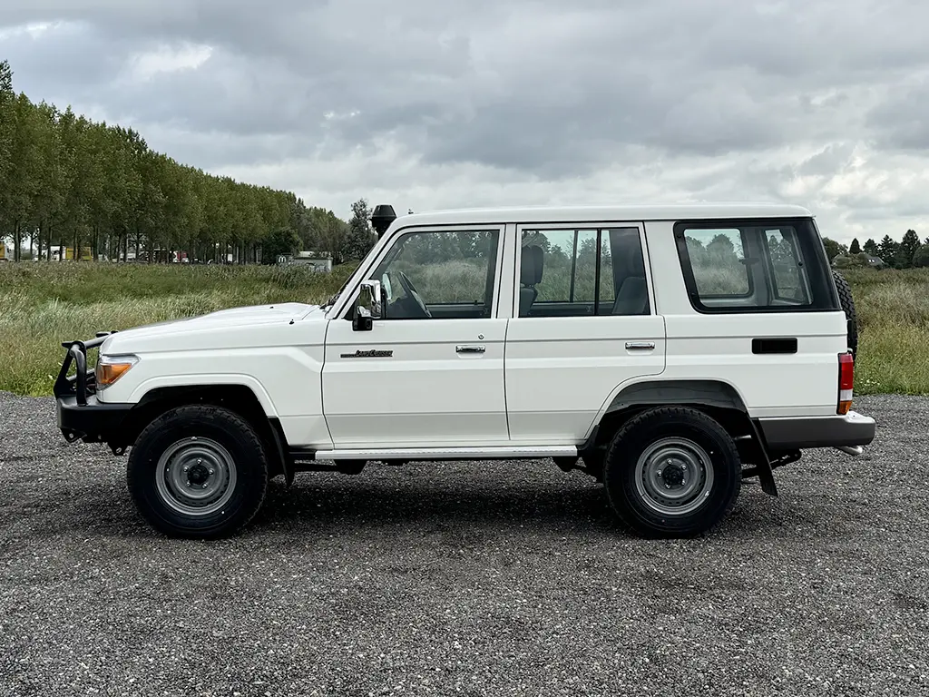 Toyota Land Cruiser HZJ76 4x4 Sports Utility Vehicle (SUV)