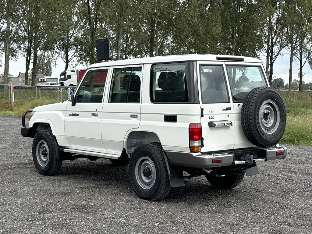 Toyota Land Cruiser HZJ76 4x4 Sports Utility Vehicle (SUV) 3