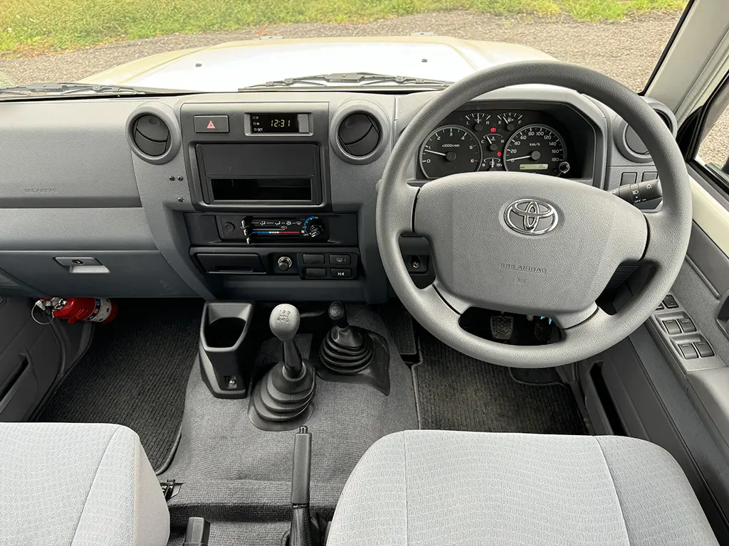 Toyota Land Cruiser HZJ76 4x4 Sports Utility Vehicle (SUV) 9