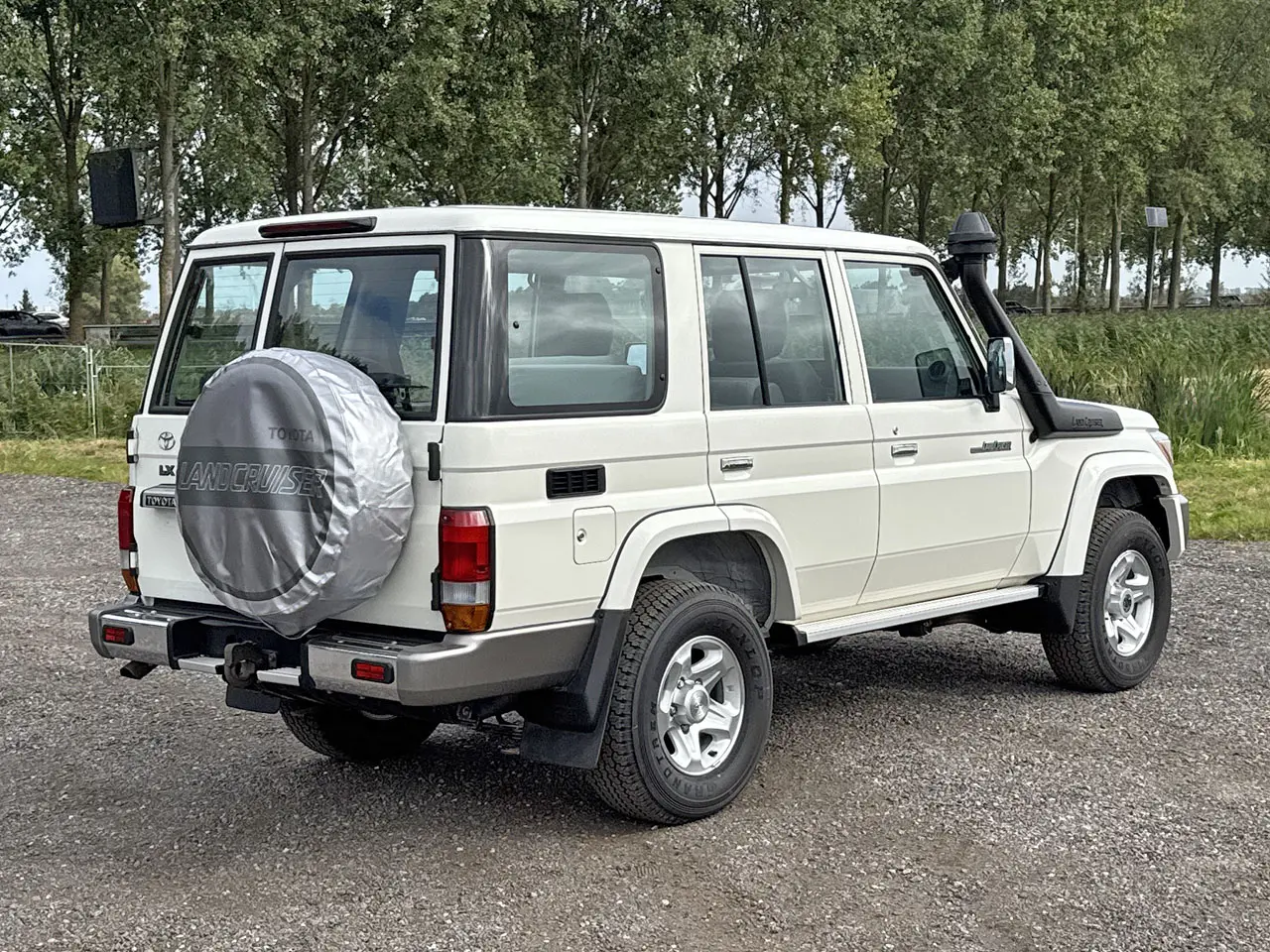Toyota Land Cruiser HZJ76L 4x4 Hard Top 2