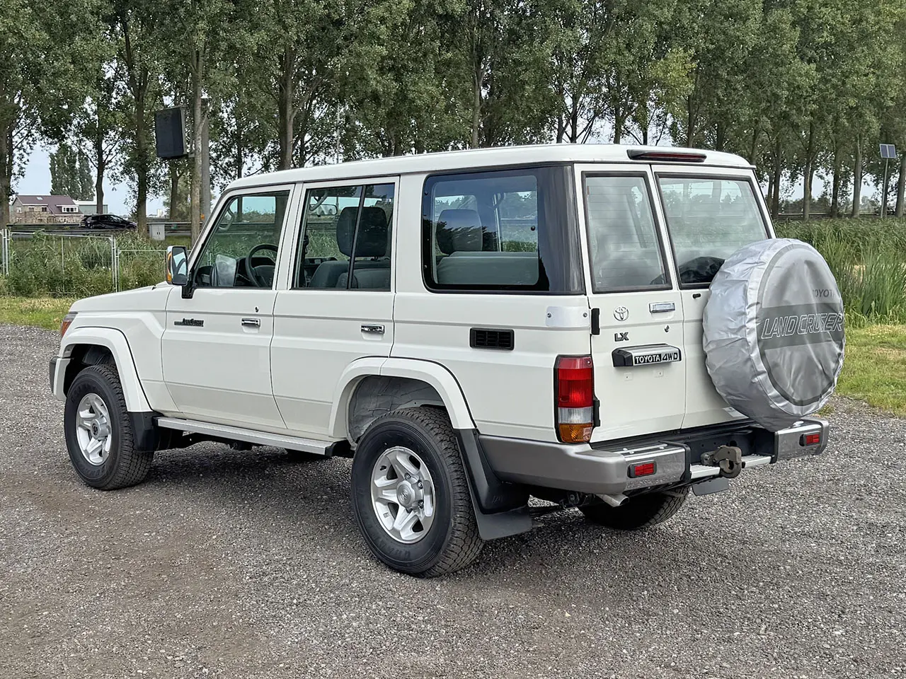 Toyota Land Cruiser HZJ76L Hard Top 4x4 6