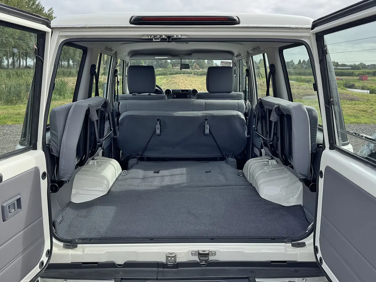 Toyota Land Cruiser HZJ76L 4x4 Hard Top 13