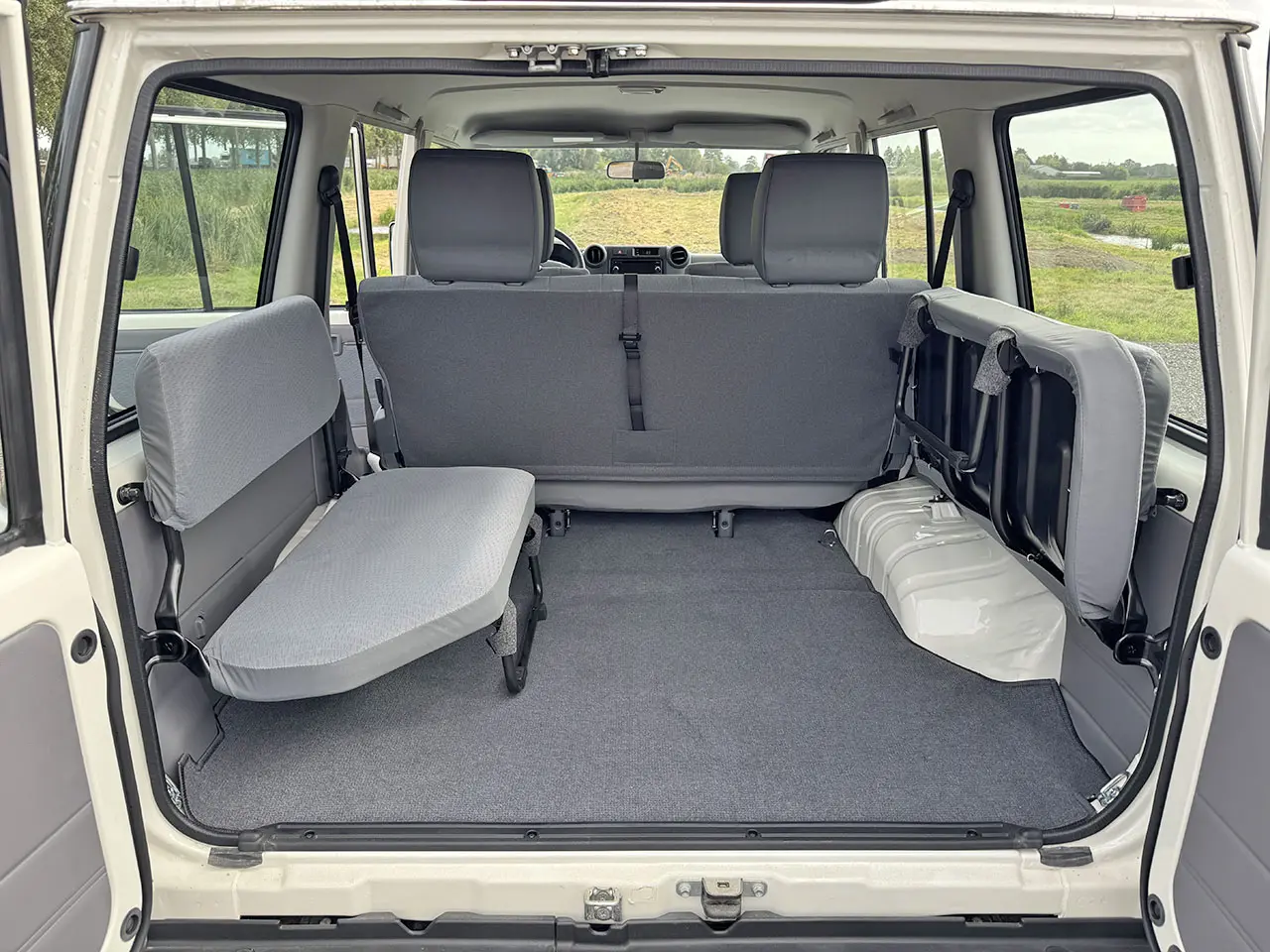 Toyota Land Cruiser HZJ76L 4x4 Hard Top 14