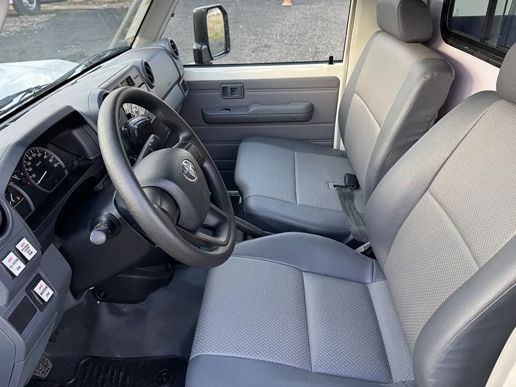 Toyota Land Cruiser HZJ78 4x4 Ambulance 7