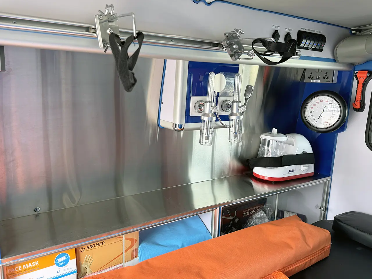 Toyota Land Cruiser HZJ78 4x4 Ambulance 16