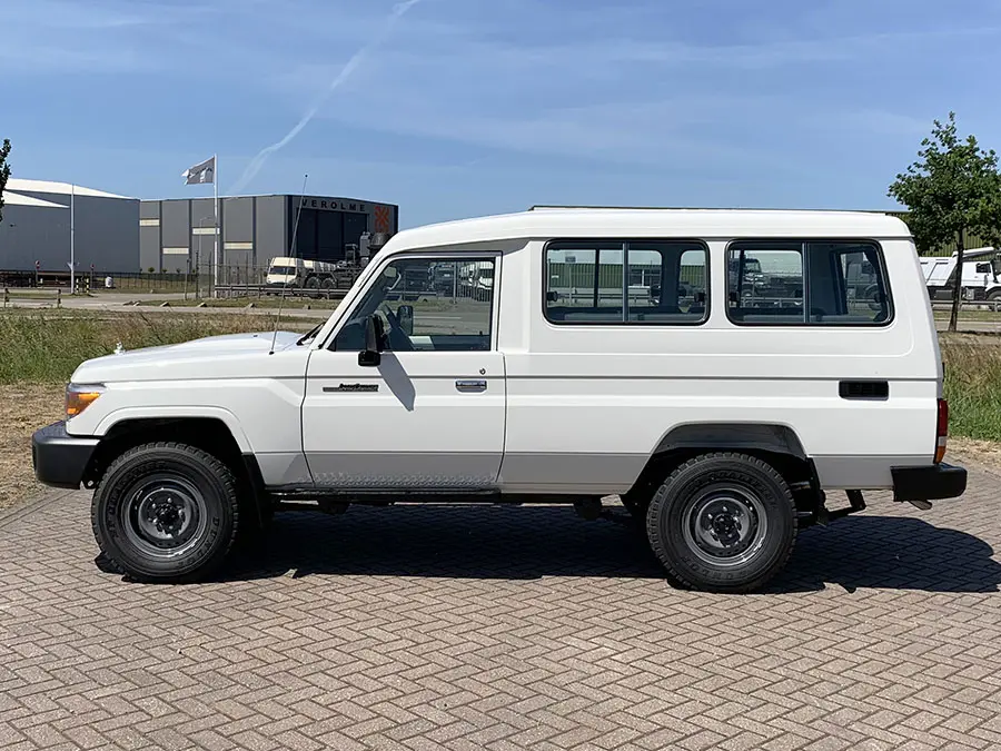 Toyota Land Cruiser HZJ78L 4x4 Hard Top