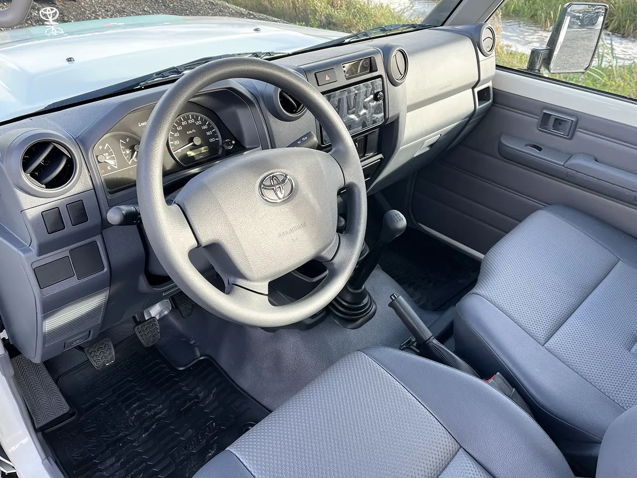 Toyota Land Cruiser HZJ79 Closed box vehicle 4x4 8