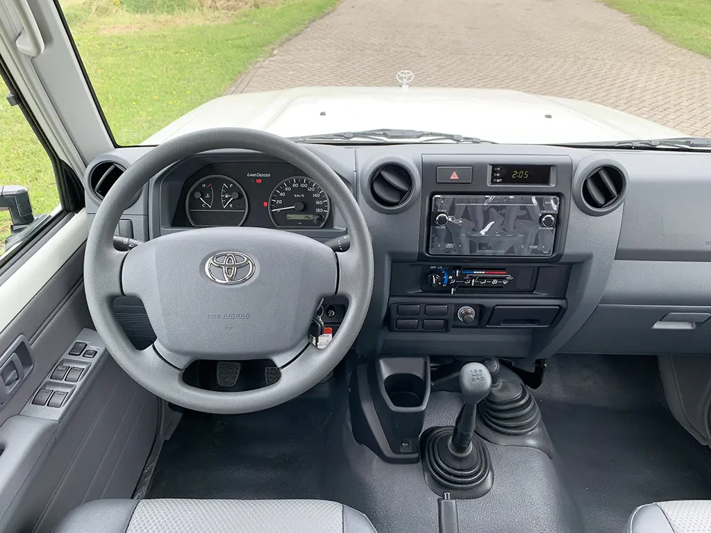 Toyota Land Cruiser HZJ79 4x4 Double Cab Pick-up 9