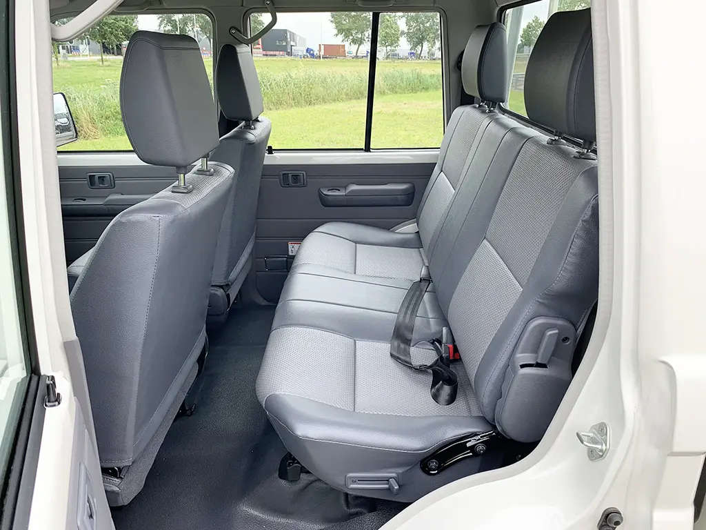 Toyota Land Cruiser HZJ79 4x4 Double Cab Pick-up 10