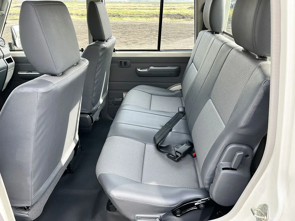 Toyota Land Cruiser HZJ79 4x4 Double Cab Pick-up 10