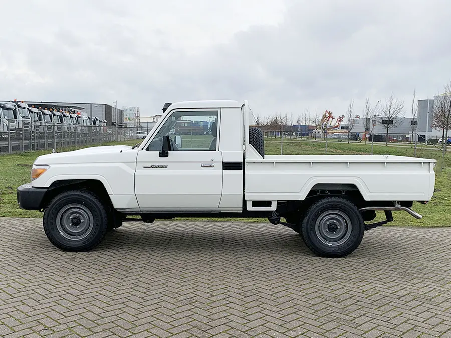 Toyota Land Cruiser HZJ79 4x4 Single Cab Pick-up 2