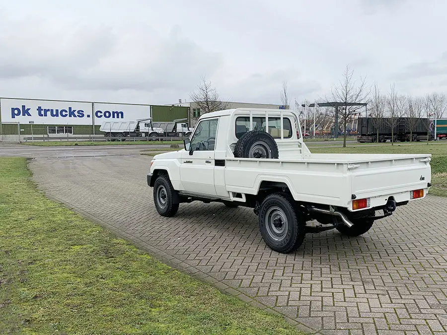 Toyota Land Cruiser HZJ79 4x4 Single Cab Pick-up 3
