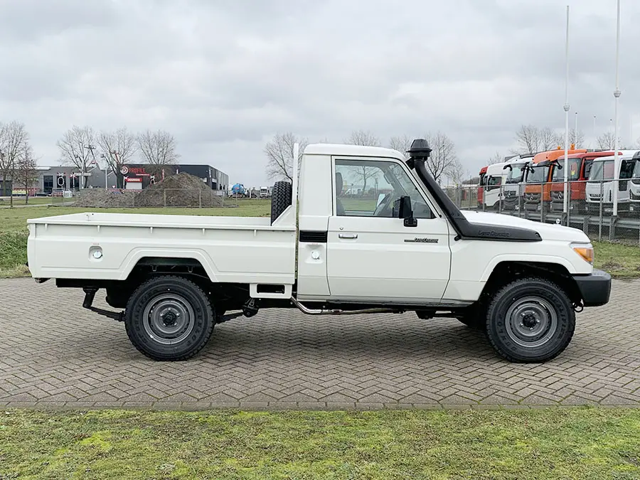Toyota Land Cruiser HZJ79 4x4 Single Cab Pick-up 5