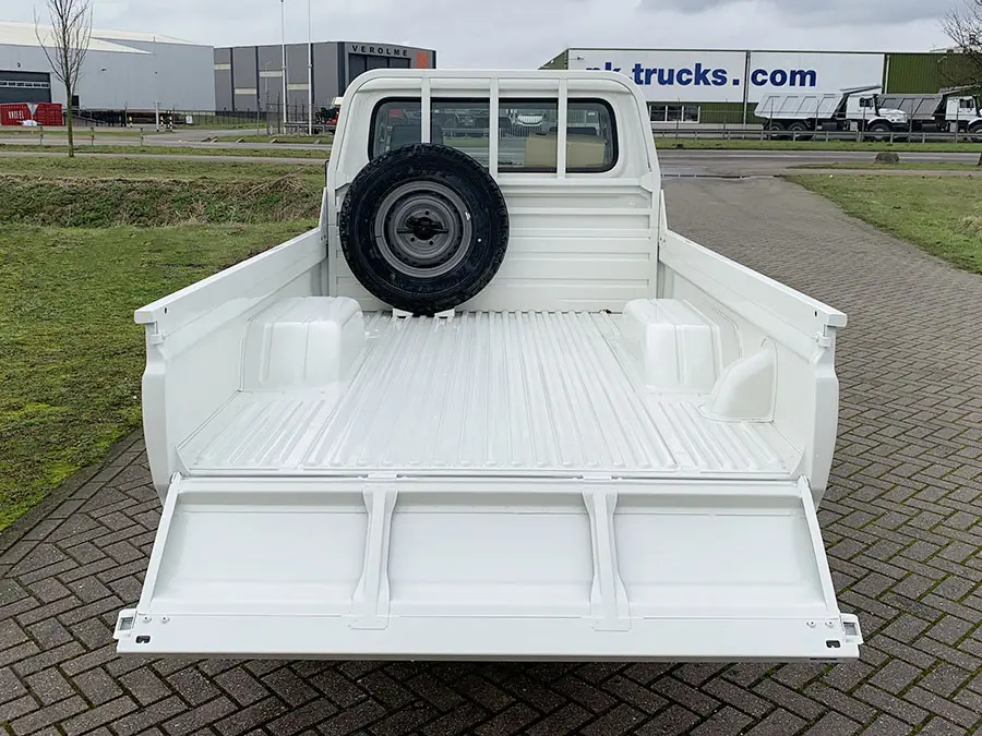 Toyota Land Cruiser HZJ79 4x4 Single Cab Pick-up 9